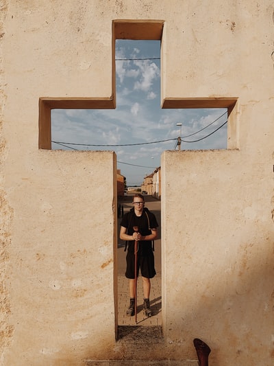 Brown wall cross close-up photography
